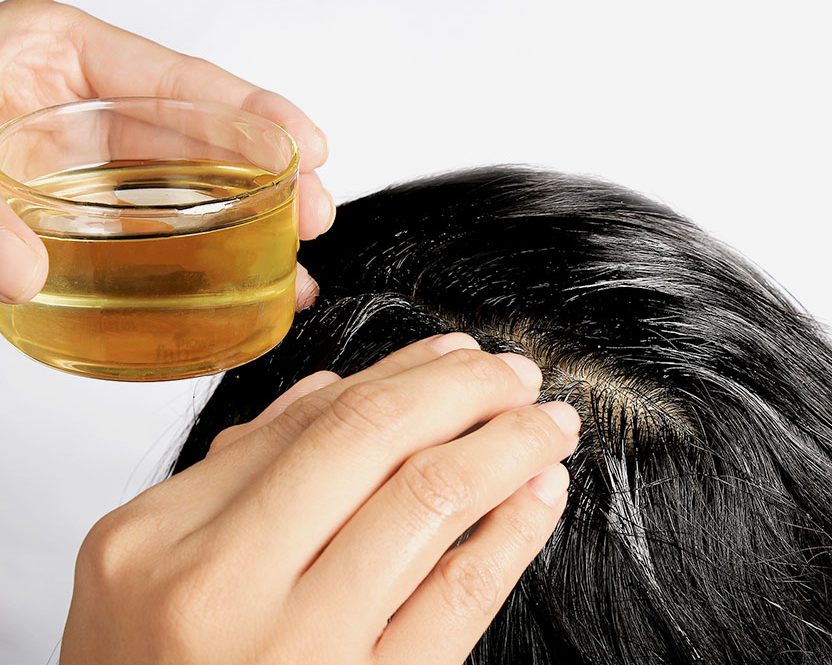 Thoa dầu dừa lên tóc giúp tóc và da đầu khỏe mạnh